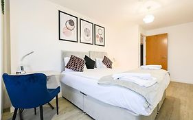 Stylish & Spacious Salford Quays One Bedroom High Floor Apartment With Balcony