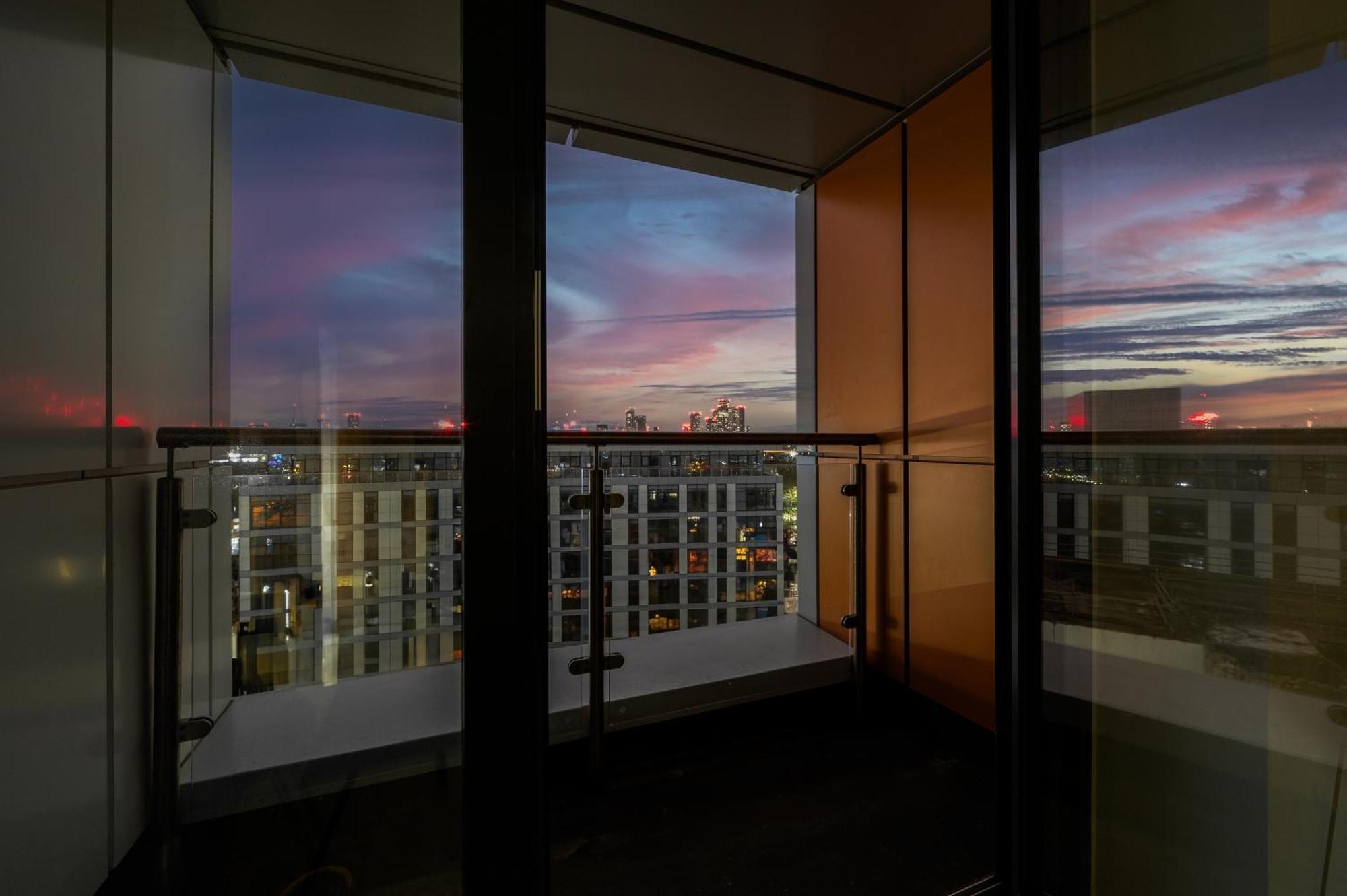 Stylish & Spacious Salford Quays One Bedroom High Floor Apartment With Balcony Manchester Exterior photo