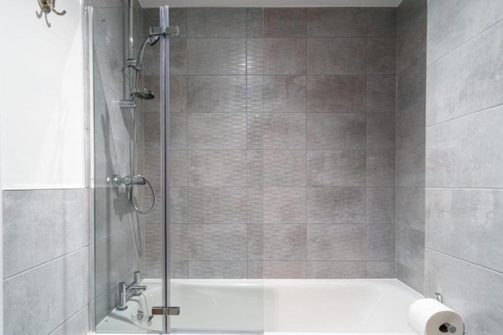 Stylish & Spacious Salford Quays One Bedroom High Floor Apartment With Balcony Manchester Exterior photo